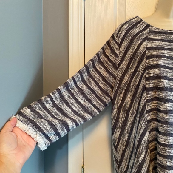BUY 2 ITEMS GET 1 FREE - Chico’s White Heather and Blue Striped Fringed Top Sz L - Picture 3 of 6